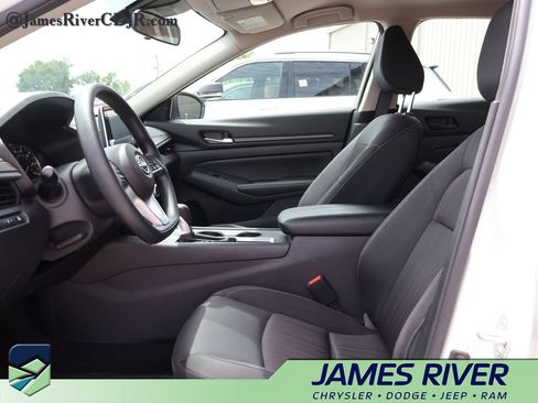 Used 2025 Nissan Altima 2.5 SV FWD image 22