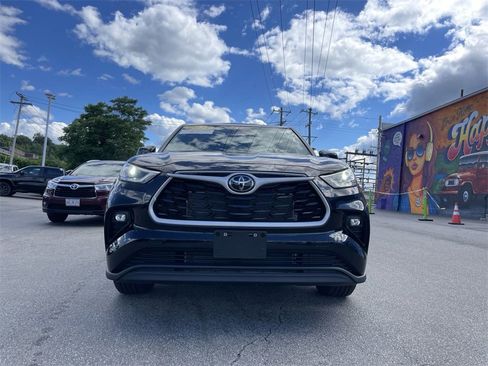 Used 2023 Toyota Highlander LE image 5