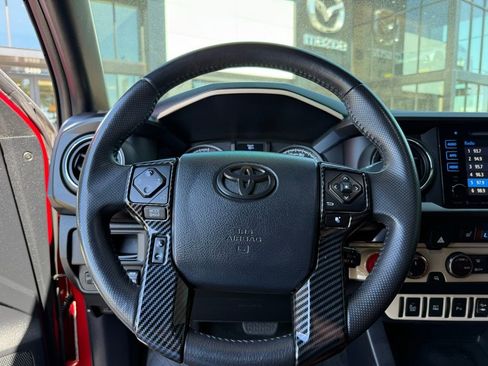 Used 2017 Toyota Tacoma TRD Off-Road AWD/4WD image 17