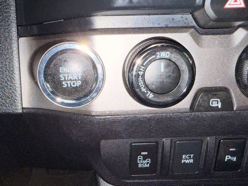 Used 2021 Toyota Tacoma Limited image 31