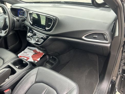 Used 2025 Chrysler Pacifica Select FWD image 22