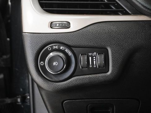 Used 2015 Jeep Cherokee Latitude w/ Cold Weather Group image 19