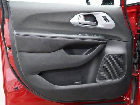 New 2026 Chrysler Pacifica Limited image 18