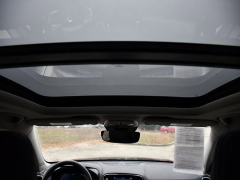 Certified 2025 Volvo XC40 B5 Plus image 24