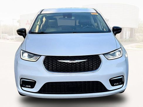 Used 2024 Chrysler Pacifica Limited FWD image 2
