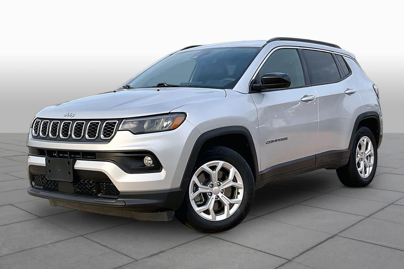 Used 2024 Jeep Compass Latitude AWD/4WD image 2