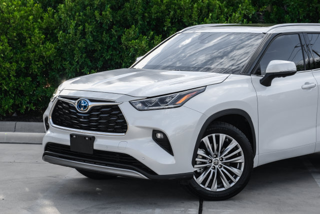 Used 2023 Toyota Highlander Platinum FWD image 5