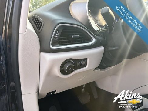 Used 2024 Chrysler Pacifica Touring-L FWD image 14