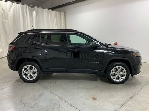 Used 2024 Jeep Compass Latitude image 25