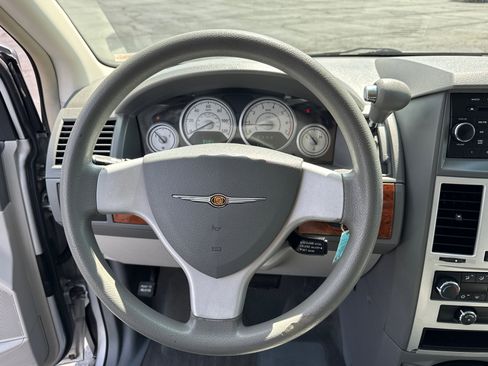 Used 2009 Chrysler Town & Country LX image 15