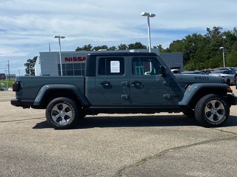 Used 2024 Jeep Gladiator Sport AWD/4WD image 2