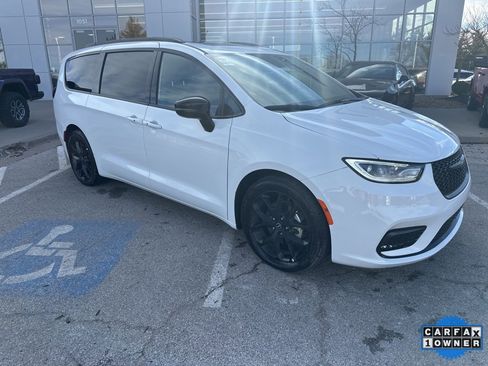 Used 2025 Chrysler Pacifica Limited image 42