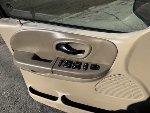 Used 2002 Ford F150 XLT image 8