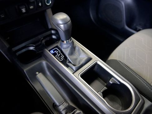 Used 2020 Toyota Tacoma TRD Off-Road AWD/4WD image 25