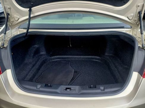 Used 2018 Ford Taurus SE FWD image 14