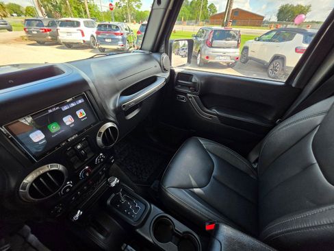 Used 2018 Jeep Wrangler Unlimited Sahara AWD/4WD image 22