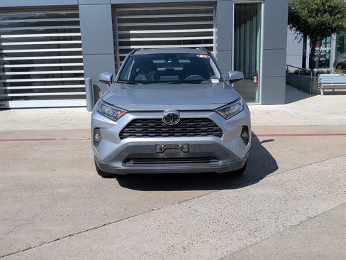 Used 2021 Toyota RAV4 XLE FWD image 3