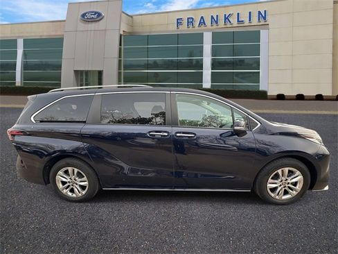 Used 2022 Toyota Sienna Limited image 8
