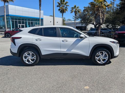 Used 2025 Chevrolet Trax LS w/ LS Convenience Package image 2