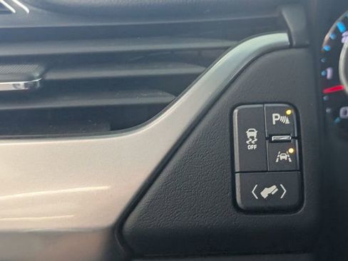 Used 2018 Chevrolet Suburban LT image 25