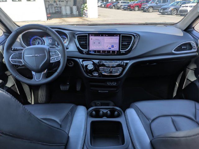 Used 2025 Chrysler Pacifica Select FWD image 16