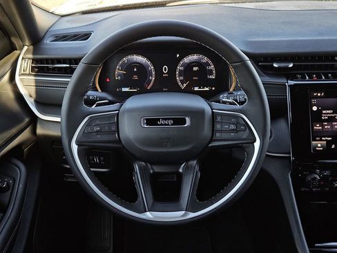 New 2025 Jeep Grand Cherokee Laredo image 13