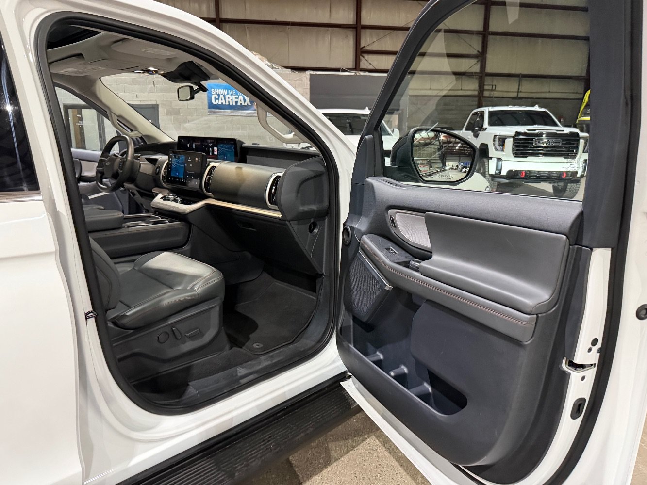 Used 2025 Ford Expedition Active AWD/4WD image 26