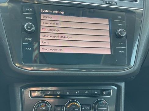 Used 2018 Volkswagen Tiguan SE image 43