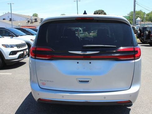 Used 2023 Chrysler Pacifica Touring-L FWD image 27