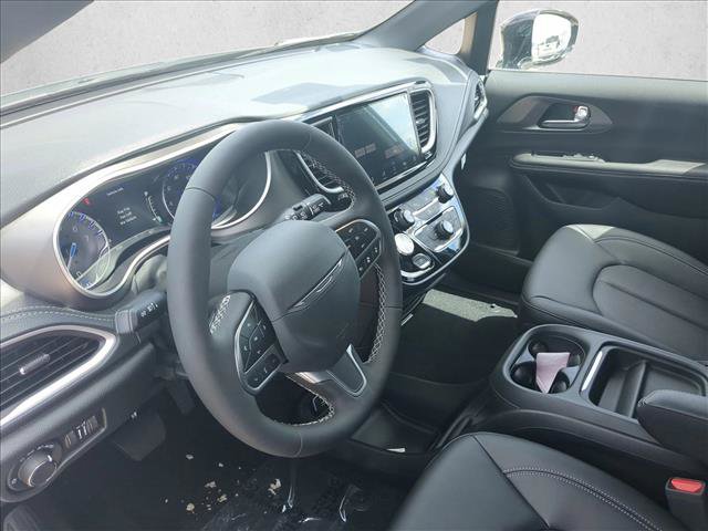New 2027 Chrysler Pacifica Select FWD image 3