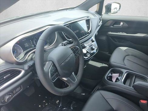New 2027 Chrysler Pacifica Select FWD image 3