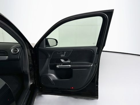 Used 2025 Mercedes-Benz GLB 250 image 33