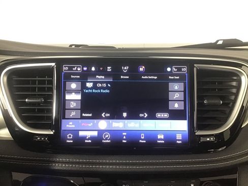 Used 2023 Chrysler Pacifica Limited w/ Uconnect Theater Family Group FWD image 33