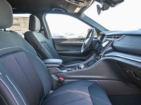 New 2025 Jeep Grand Cherokee Laredo image 19