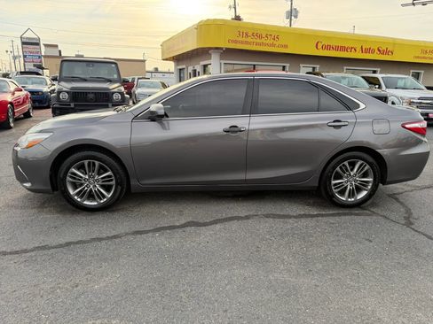 Used 2017 Toyota Camry SE FWD image 2