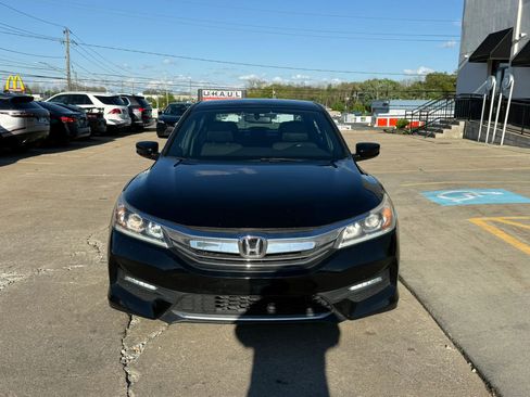 Used 2017 Honda Accord Sport image 2