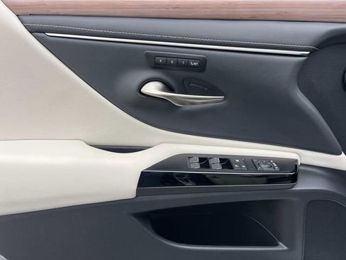 Used 2024 Lexus ES 300h w/ Technology Package image 28