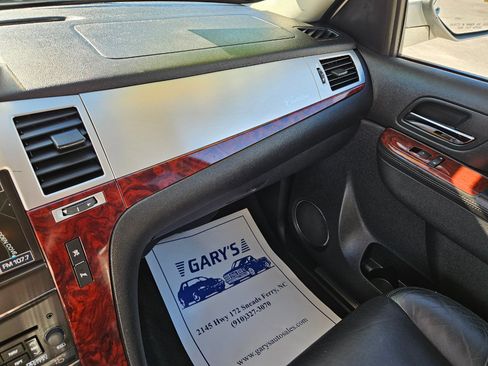 Used 2011 Cadillac Escalade ESV Premium image 21