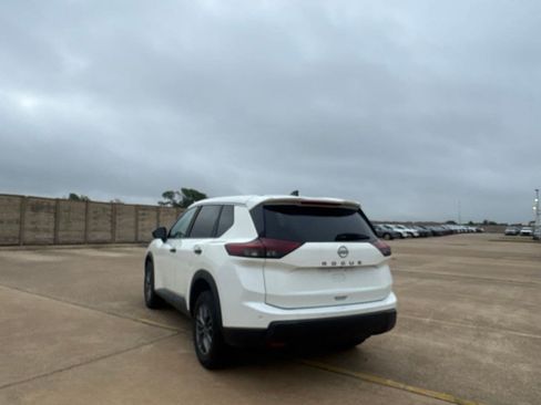 Used 2024 Nissan Rogue S AWD/4WD image 18
