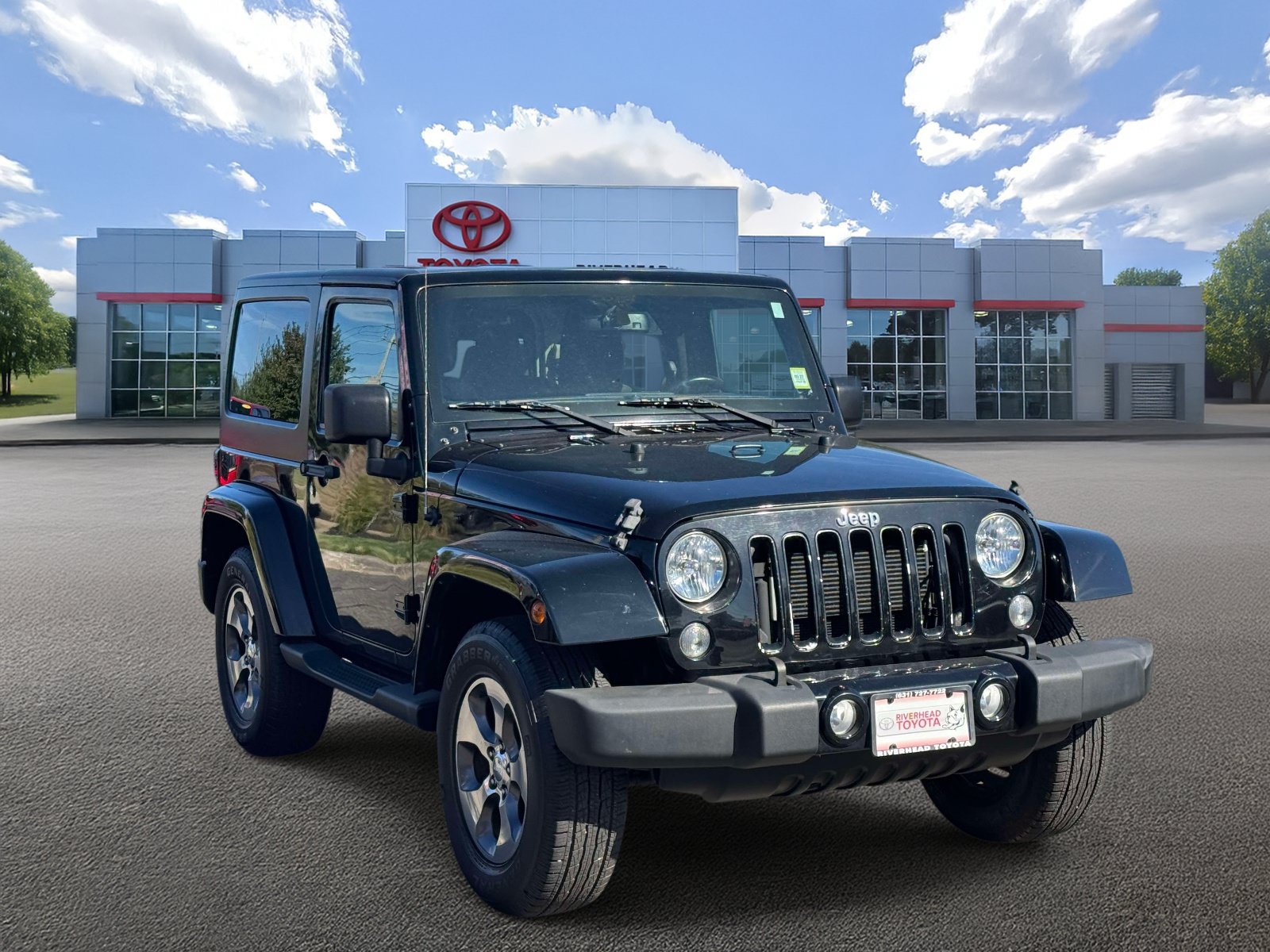 Used 2016 Jeep Wrangler Sahara w/ Connectivity Group AWD/4WD image 2