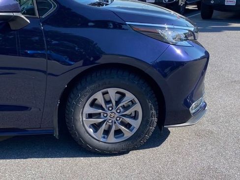Used 2023 Toyota Sienna XLE FWD image 10