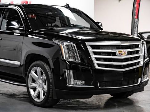 Used 2018 Cadillac Escalade Luxury RWD image 7