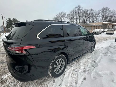 Used 2022 Toyota Sienna LE image 4