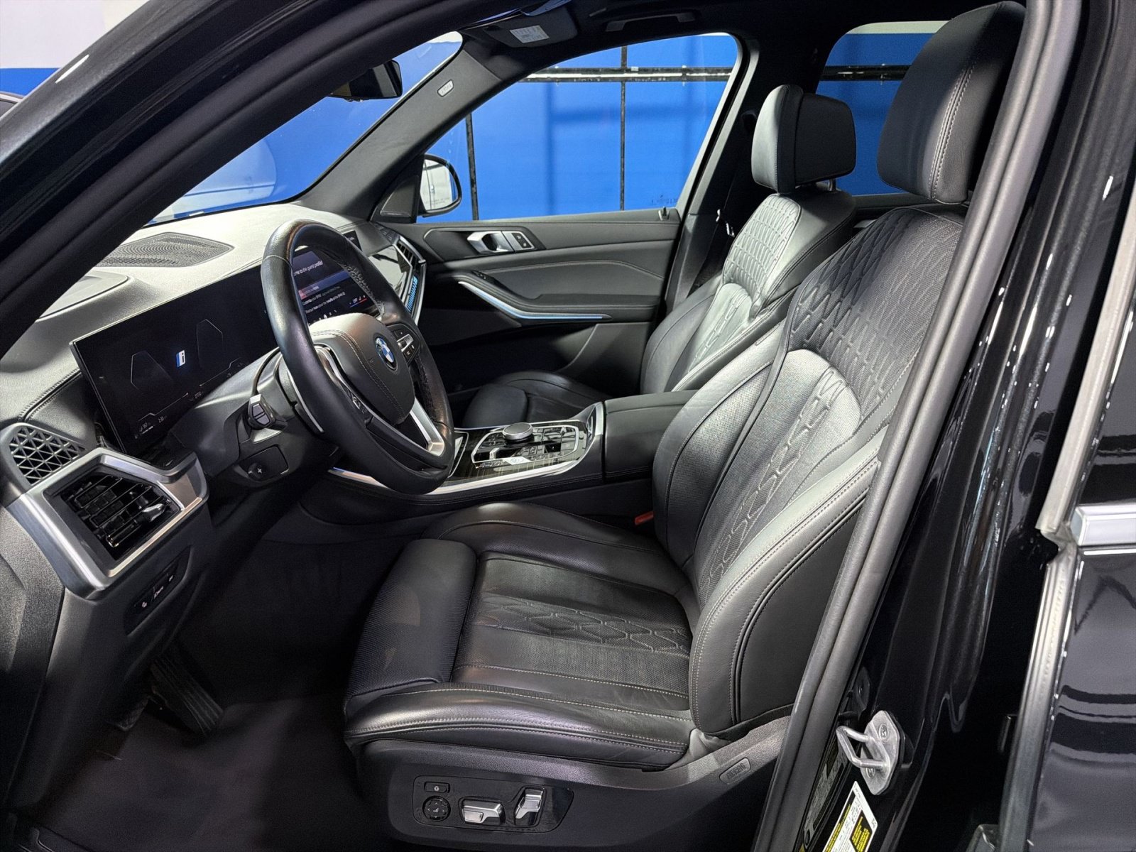 Used 2025 BMW X5 xDrive50e AWD/4WD image 22