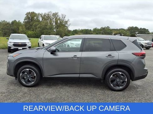 Used 2024 Nissan Rogue SV image 2