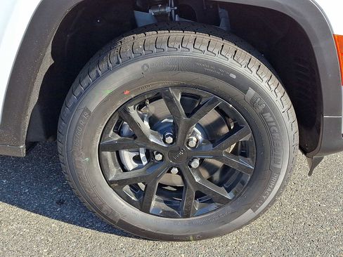 New 2025 Jeep Grand Cherokee L Laredo image 5