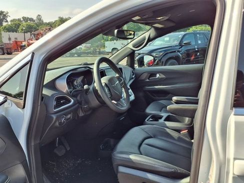 Used 2025 Chrysler Pacifica Select FWD image 21