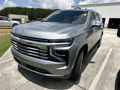 Used 2025 Chevrolet Suburban Premier RWD image 3