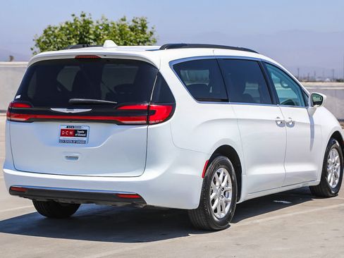 Used 2022 Chrysler Pacifica Touring-L FWD image 5