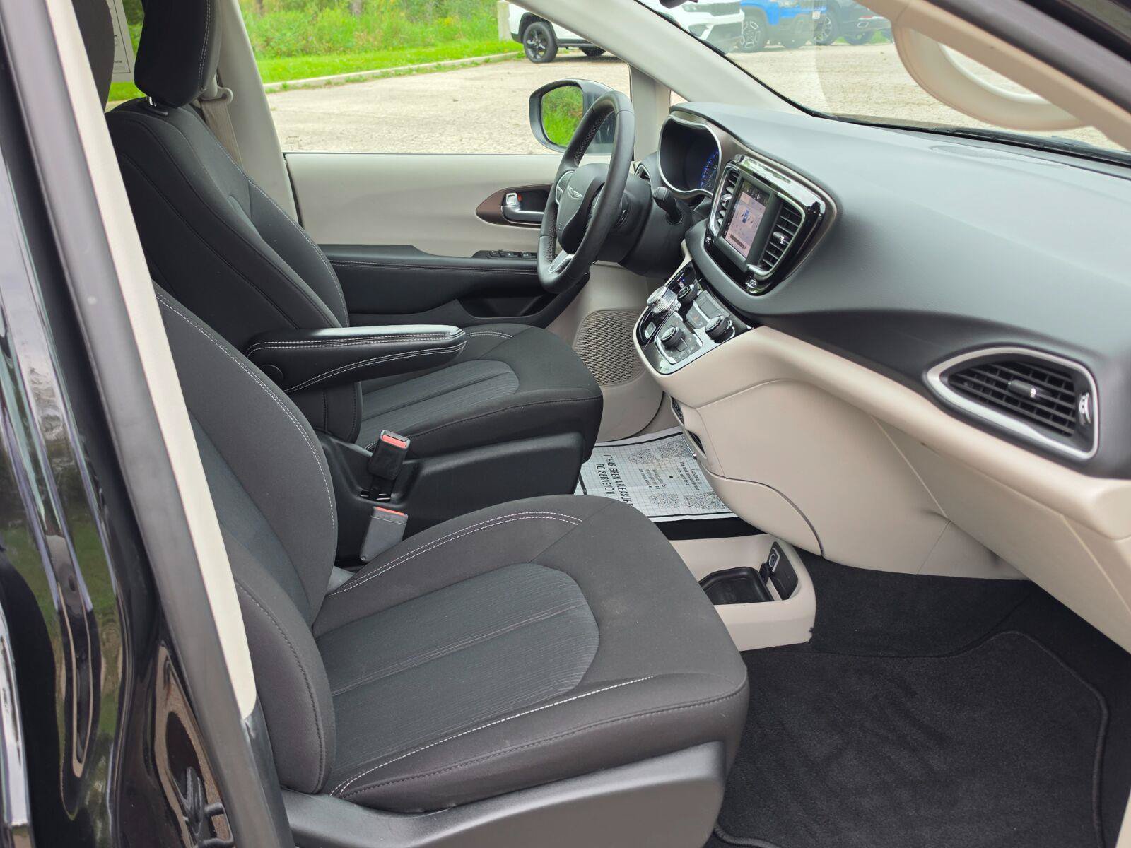 Used 2024 Chrysler Voyager LX FWD image 11
